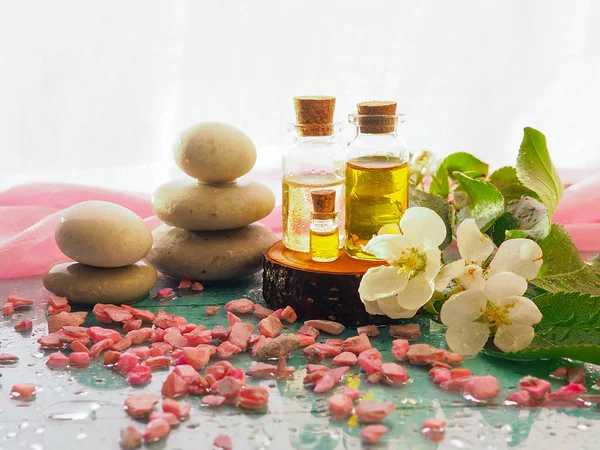 eski ahşap arka plan üzerinde Yasemin çiçekleri Spa konseptiyle