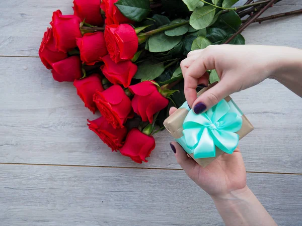 Zaman hediyeleri. Hediye kutusu kızlar.