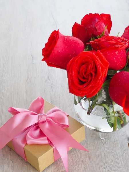 Valentine de instelling met boeket van rode rozen en aanwezig — Stockfoto
