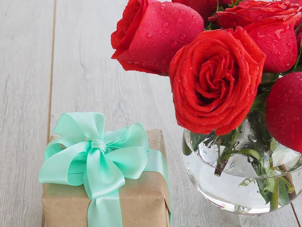 Kırmızı gül buketi ile ayar ve mevcut Sevgililer