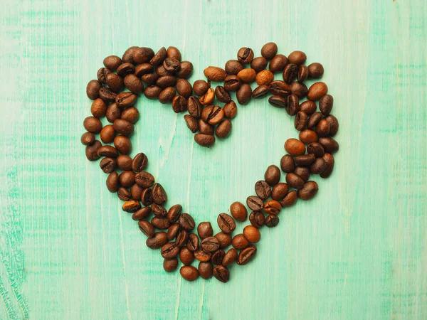 Ziarna kawy w sprawie brązowy, serce ziaren kawy, tło — Zdjęcie stockowe