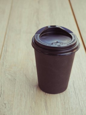 Tahta masada bir fincan kahve.