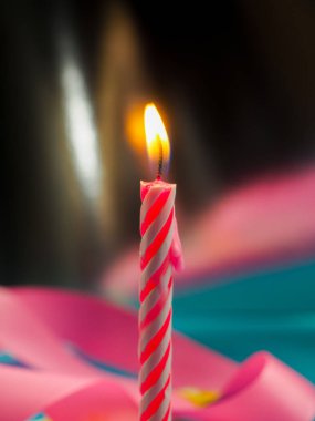 Doğum arka planda yanan mum diğer mumlar, pembe kurdeleler, festival atmosferi