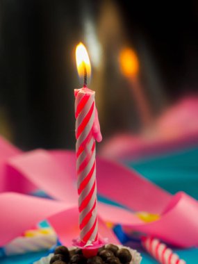 Doğum arka planda yanan mum diğer mumlar, pembe kurdeleler, festival atmosferi