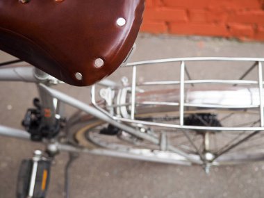 Eski retro bisiklet, eski motor, seçici odak koltuktan