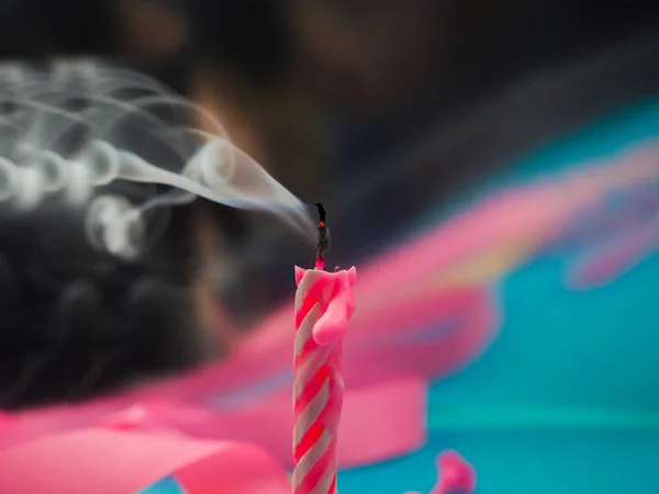 Birthday Kaarsen Die Gewoon Met Rook Kleur Achtergrond Uitgeblazen Hebben — Stockfoto