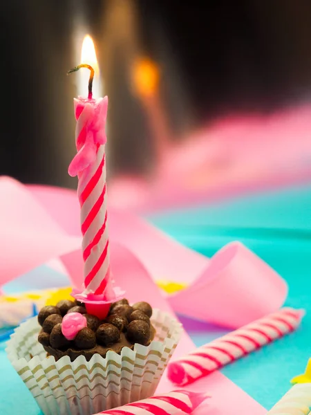 Vela Quema Cumpleaños Fondo Otras Velas Cintas Color Rosa Ambiente —  Fotos de Stock