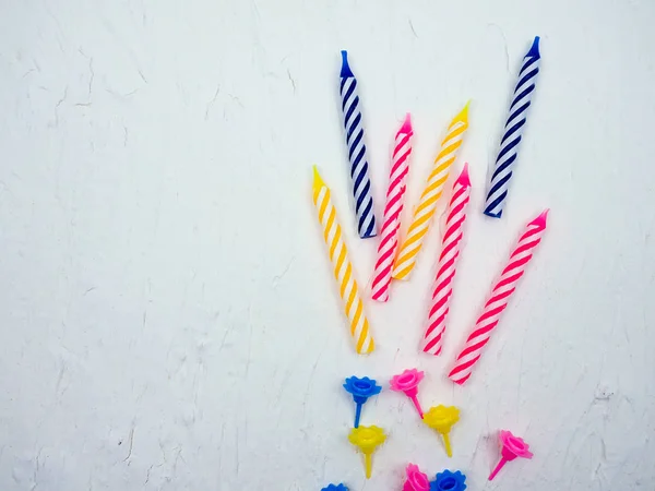 Gestreepte Kleurrijke Kaarsen Voor Verjaardag Partij Witte Achtergrond Plat Lag — Stockfoto