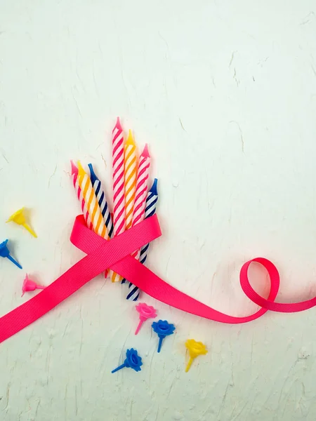 Gestreepte Kleurrijke Kaarsen Met Roze Lint Voor Verjaardag Partij Witte — Stockfoto