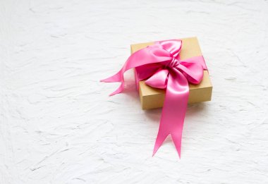hediye kutusu ile. pembe saten hediye yay