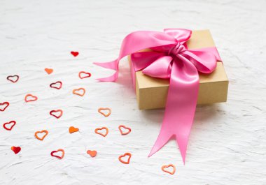 hediye kutusu ile. pembe saten hediye yay