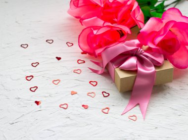 hediye kutusu ile. pembe saten hediye yay