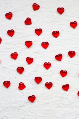 Sevgiliye arka plan kırmızı kalpler konfeti. Festival Sevgililer.