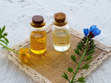 Esans taze bitki adaçayı, düz Kur'a ile şişe mavi ahşap açayım. Alternatif Tıp, sağlık, vitamin