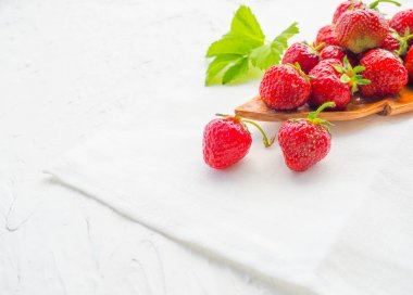 Bezle, ışık anahtarı, metin, vitaminler, yaz, tazelik için alan ahşap masa üzerinde kase taze çilek