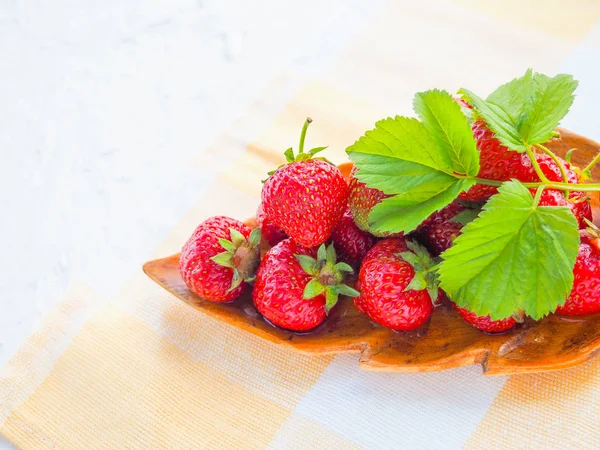 Frische Erdbeeren Schale Auf Holztisch Mit Tuch Der Lichtschlüssel Platz — Stockfoto