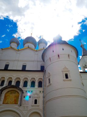 Zarif yeşil soğan-şekil cupolas Kilisesi, St John Rostov Kremlin ilahi. Kilisenin 1670-1683 yılında inşa edilmiştir.