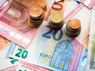 Finans arka plan ile para ve pc. kağıt para birimi ekonomi kavramı sikkelerinde yığınları.