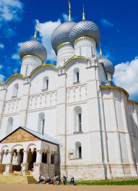 Gate kilise St John Evangelist Rostov Veliky içinde 1683 yılında inşa edilmiştir. Tarih ve mimari anıt diğer Kremlin kilise daha zarif görünüyor. Rusya, Rostov Veliky. 26 Ağustos 2015