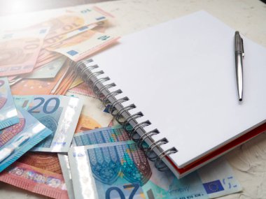 para Euro ve bir defter bir kalem, metin için yer hayal, kayıt giderleri için ev mali, ile
