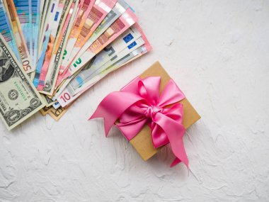 Para hediye kutusu ve bir sürü Noel için para, para olduğunu en iyi hediye, ipotek