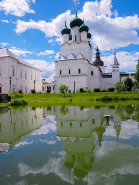 Rostov Kremlin, Yaroslavl bölgesi, Rusya gölette kilisede yansıması