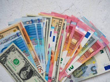 Euro ve dolar, finans, kazanç, kayıp, para birimi, banknotlar, ticaret, finans piyasalarında kavramı yığınları