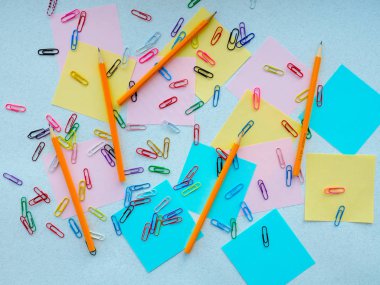 Beyaz bir arka plan üzerinde renkli okul topluluğu malzemeleri