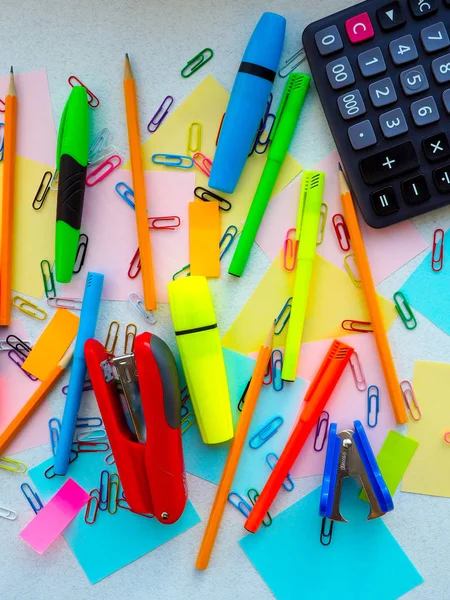 Coleção Materiais Escolares Coloridos Sobre Fundo Branco — Fotografia de Stock