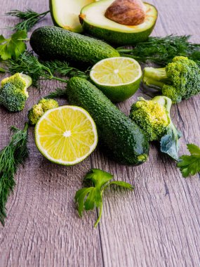 Düz yeşil renkli sebzeler serisi, taze organik ürünler.