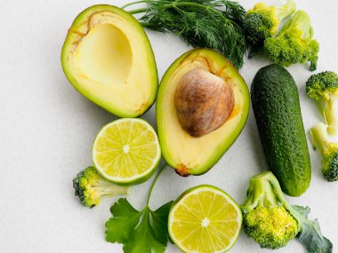 Düz yeşil renkli sebzeler serisi, taze organik ürünler.