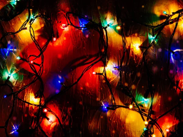 ライトとクリスマスの背景 クリスマス ライトの境界線 黒の背景に光るカラフルなクリスマス ライト 新しい年 クリスマス ガーランド — ストック写真
