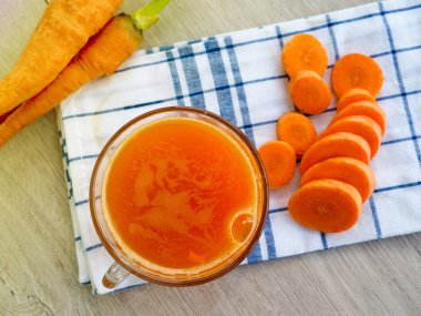 Havuç suyu masada sebzeli gözlük yakın çekim