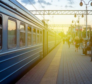 Tren istasyonunda gün batımında tren durağı