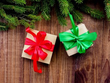 Bir ağacın altında Noel hediyeleri