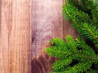 Noel ağacının köknar ağacıyla ahşap arka planı. Kopyalama alanı ile göster