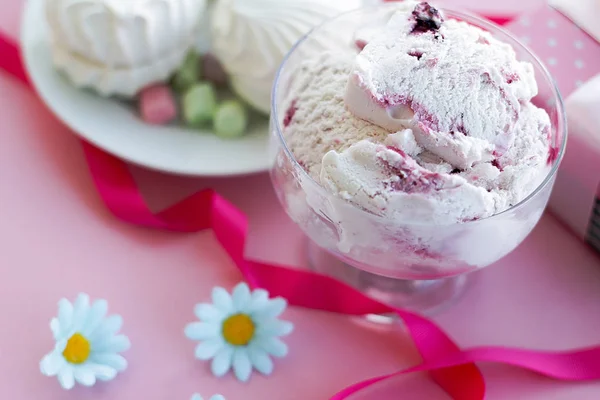 Berry glass i Dessertskål på suddig bakgrund med presenter, godis, rosa bakgrund, selektiv fokus, oskärpa — Stockfoto