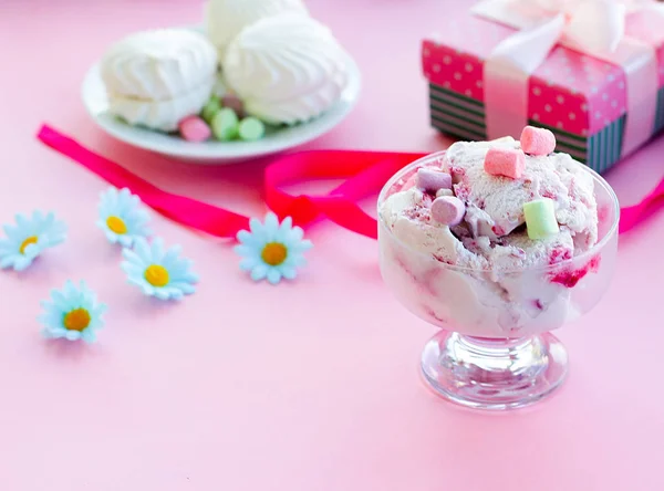 Berry glass i Dessertskål på suddig bakgrund med presenter, godis, rosa bakgrund, selektiv fokus, oskärpa — Stockfoto