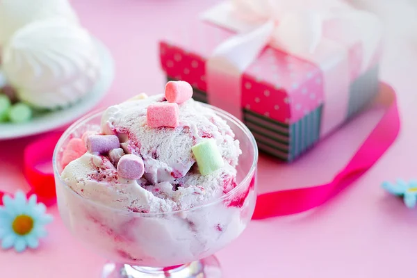 Berry glass i Dessertskål på suddig bakgrund med presenter, godis, rosa bakgrund, selektiv fokus, oskärpa — Stockfoto
