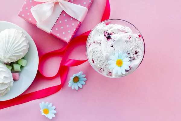 野莓冰淇淋在玻璃甜品碗与礼品、 糖果、 粉红的底色，选择性焦点模糊背景模糊 — 图库照片