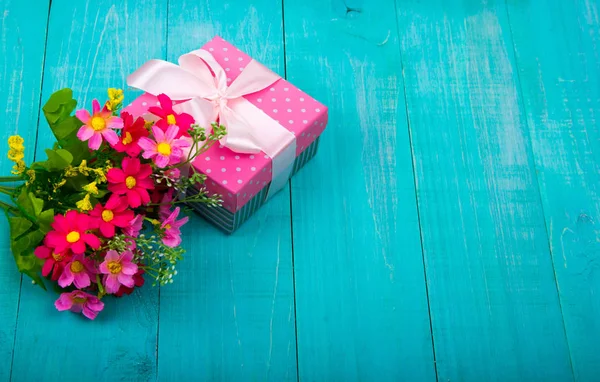 Geschenkdozen Met Bloemen Hout Achtergrond Pijl Boog Decoratie — Stockfoto