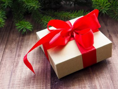 Noel arkaplanı dekorasyon ve hediye kutuları tahtanın üzerinde.