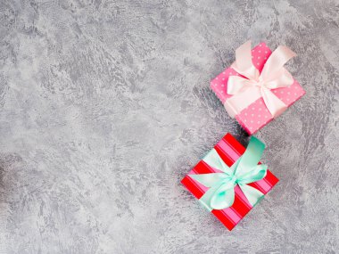 Hediye kutuları gri arka plan üzerinde yay ile. Dekorasyon.