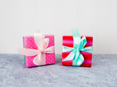 Hediye kutuları gri arka plan üzerinde yay ile. Dekorasyon.