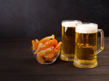Light bira karides, metin için yer ile siyah arka plan üzerine iki bardak vardır