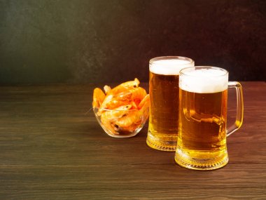 Light bira karides, metin için yer ile siyah arka plan üzerine iki bardak vardır