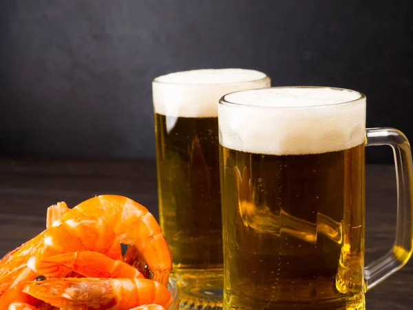 Light bira karides, metin için yer ile siyah arka plan üzerine iki bardak vardır