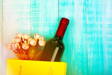 bir şişe şarap bir sarı paket kızlar Dating için beyler bir dizi vermek için mavi ahşap zemin üzerinde kopya alanı olarak bir hediye, sonraki çiçek, Hediyelik eşya,