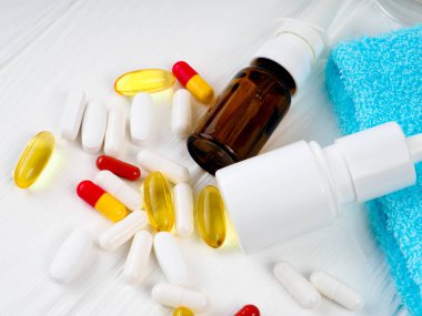 çok fazla hap üzerinde beyaz ahşap arka plan, metin, tıp ve sağlık kavramı için kopya alanı