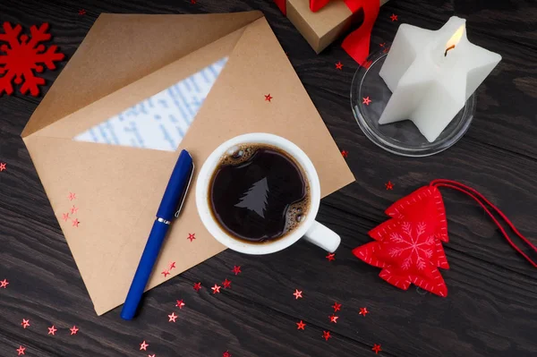 Xícara Café Com Árvore Natal Creme Uma Mesa Próxima Carta — Fotografia de Stock